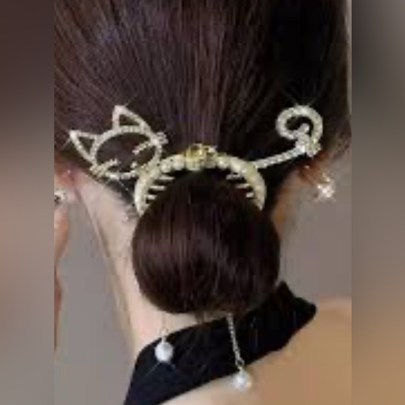 Cat Hair Clip with Pearls - Picture 3 of 4